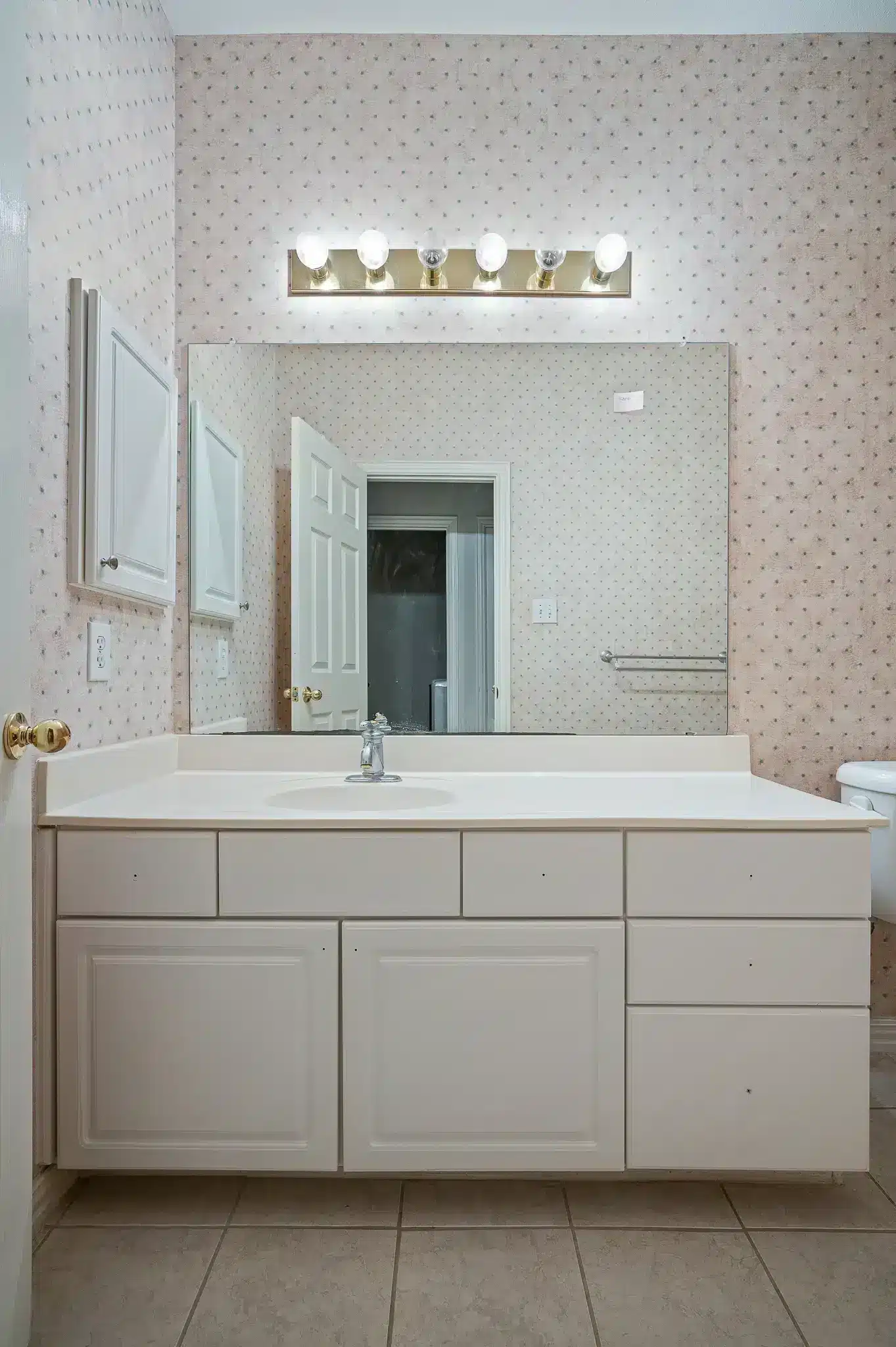 guest bathroom in Plano before remodel